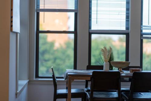 3BR Prime Hyde Park Location Near UChicago and Dining in Chicago, USA