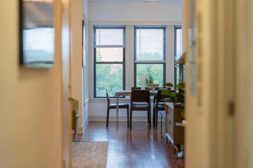 3BR Prime Hyde Park Location Near UChicago and Dining in Chicago, USA