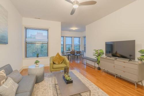 3BR Prime Hyde Park Location Near UChicago and Dining in Chicago, USA