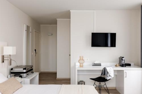 Deluxe Twin Room image 6