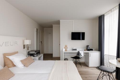 Deluxe Twin Room image 5