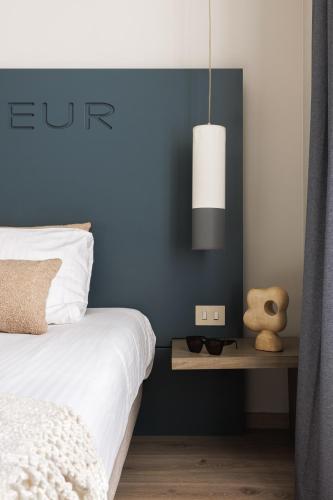 Deluxe King Room image 9