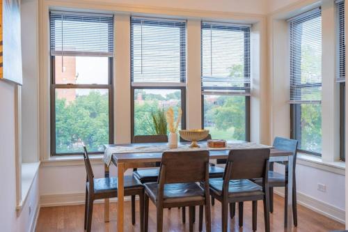 3BR Prime Hyde Park Location Near UChicago and Dining in Chicago, USA