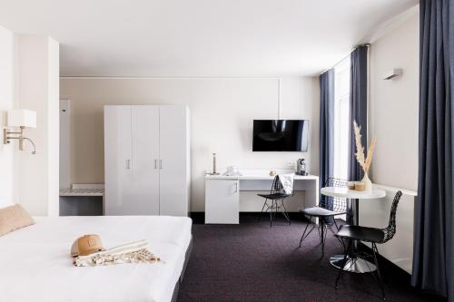 Family Room image 6