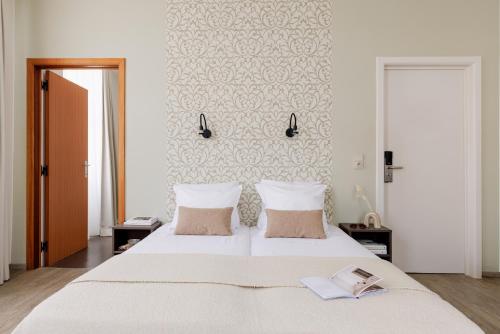 Twin Room image 2