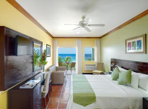 Terraza/balcón, Coconut Court Beach Hotel in Christ Church