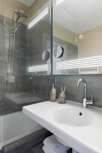 Standard Double Room image 7