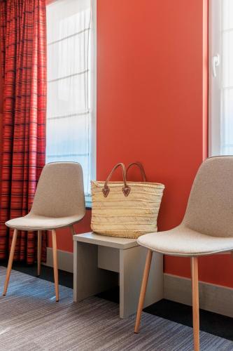 Standard Double Room image 6