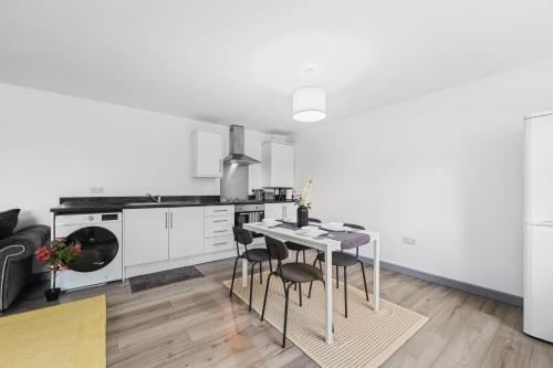 Budget 2-Bed House 10mins to Leeds City Centre, Leeds