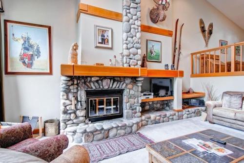 Meadows Townhome L4 by East West Hospitality in Beaver Creek, USA