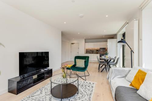 Khayat Homes - The Riverre - Luxury 2 Bed Apt, Londra