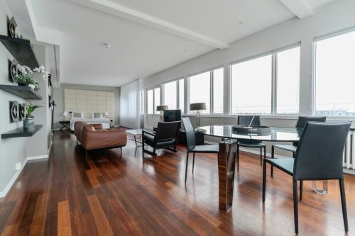 King Suite with Balcony image 10