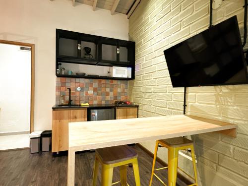 FRN101 Cozy loft located in a popular in Poblado By Roots Rentals, Medellín (foto 10)