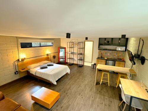 FRN101 Cozy loft located in a popular in Poblado By Roots Rentals, Medellín (foto 7)