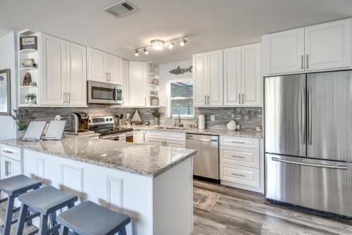 Ormond Beach Getaway, Walk to Coast and Restaurants! in Ormond Beach, USA