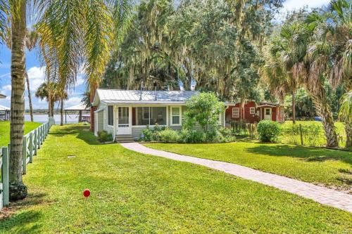Natures Nest Lake House in Lake Wales, USA