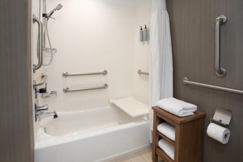 King Room with Adapted Tub - Mobility Accessible