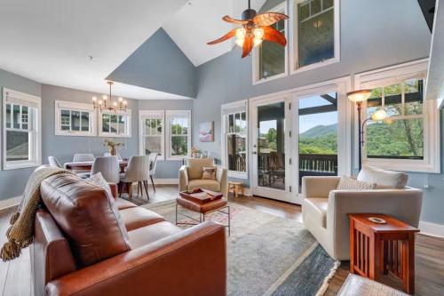 Mountain Sunset Retreat in Banner Elk, USA