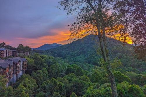 Mountain Sunset Retreat in Banner Elk, USA