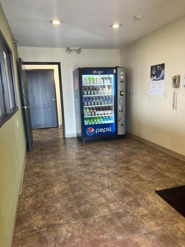 Super 8 by Wyndham Nebraska City - image 7