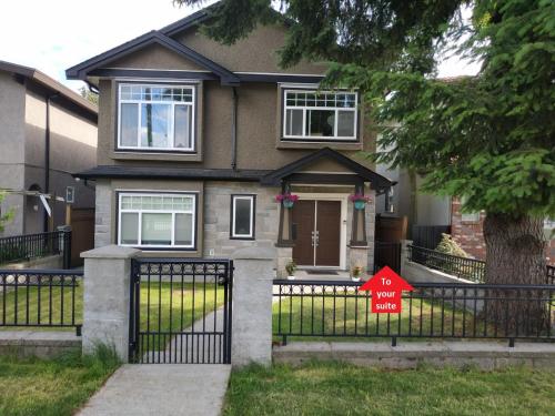 Private Suite w King Bed, Ground Level, Naturally Bright in Vancouver, Kanada
