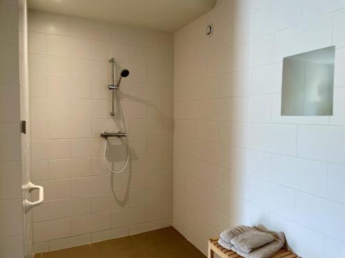 sprcha, Chambre à Avot Bourgogne avec piscine (Chambre a Avot Bourgogne avec piscine) in Salives