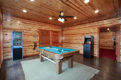 Summit Ridge w/ Pool, Hot Tub, Arcade & Theater! in Sevierville, USA