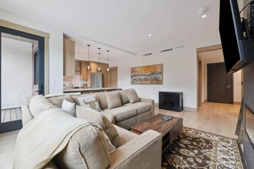 One Riverfront Condo 106 by East West Hospitality in Avon, USA