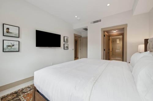 One Riverfront Condo 106 by East West Hospitality in Avon, USA