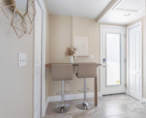 Charming Tiny Home- Cozy Escape with Modern Amenities in June Park, USA