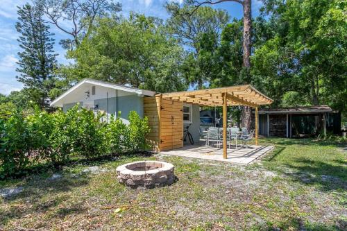 Charming Tiny Home- Cozy Escape with Modern Amenities in June Park, USA