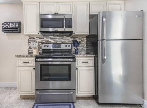 Charming Tiny Home- Cozy Escape with Modern Amenities in June Park, USA