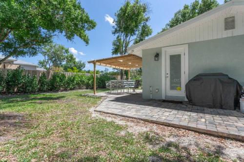 Charming Tiny Home- Cozy Escape with Modern Amenities in June Park, USA