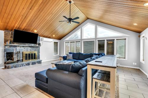 Maine Pondfront Home Sleeps 22 - Pool & Hot Tub in 桑福德 (ME)