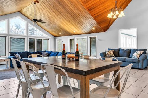 Maine Pondfront Home Sleeps 22 - Pool & Hot Tub in 桑福德 (ME)