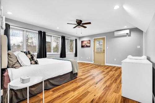 Maine Pondfront Home Sleeps 22 - Pool & Hot Tub in 桑福德 (ME)