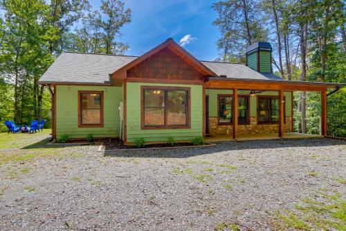 McCaysville Cabin Fire Pit, BBQ and More! in McCaysville, USA