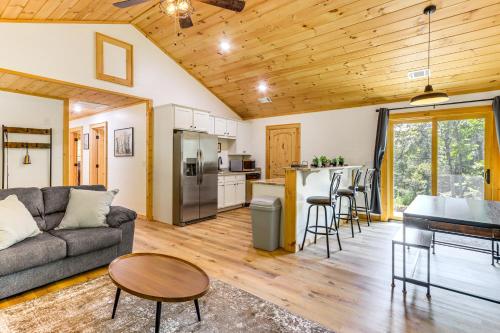 McCaysville Cabin Fire Pit, BBQ and More! in McCaysville, USA