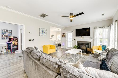 Charlotte Townhome with Hot Tub 9 Mi to Uptown! in Charlotte, USA