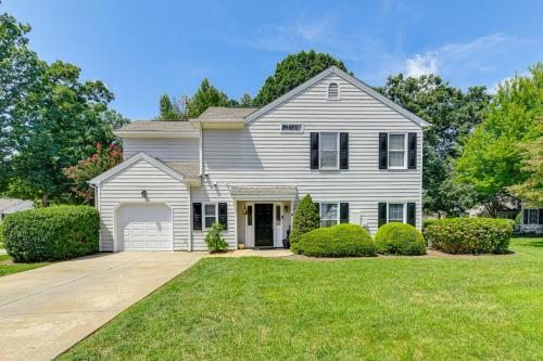 Charlotte Townhome with Hot Tub 9 Mi to Uptown! in Charlotte, USA