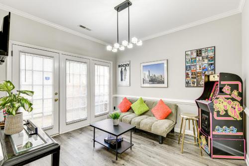 Charlotte Townhome with Hot Tub 9 Mi to Uptown! in Charlotte, USA