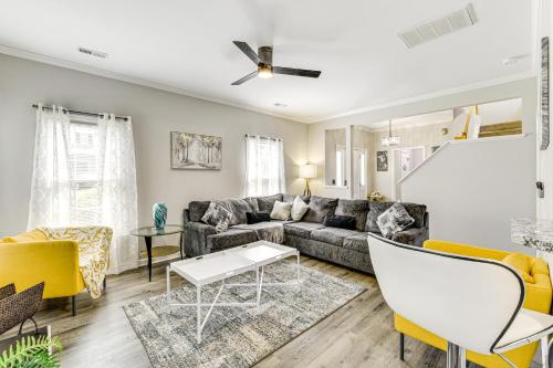 Charlotte Townhome with Hot Tub 9 Mi to Uptown! in Charlotte, USA