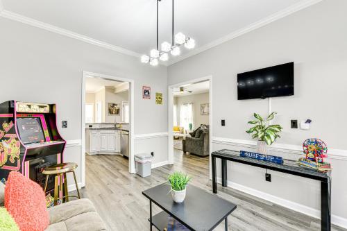 Charlotte Townhome with Hot Tub 9 Mi to Uptown! in Charlotte, USA