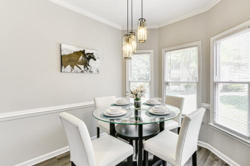 Charlotte Townhome with Hot Tub 9 Mi to Uptown! in Charlotte, USA