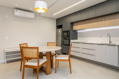 Kitchen, WI-FI 1000MB | 800m da Praia de Jurere #JA32 in Jurerê