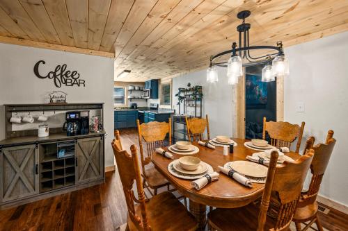 Central Location, Hot Tub, Theater, Grill, EZ Roads, Pigeon Forge (zdjęcie 7)