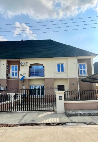 50 négyzetméteres, 4 hálószobás Apartman 4 fürdőszobával Lugbe területén (Bilak Luxury Apartments & Homes Ltd ) near Nnamdi Azikiwe nemzetközi repülőtér