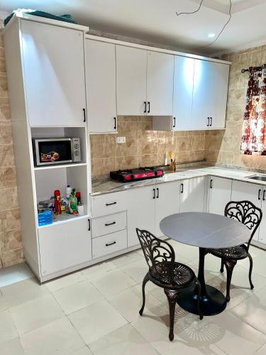 50 négyzetméteres, 4 hálószobás Apartman 4 fürdőszobával Lugbe területén (Bilak Luxury Apartments & Homes Ltd ) near Nnamdi Azikiwe nemzetközi repülőtér