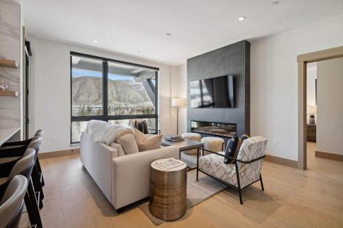 One Riverfront Condo 405 by East West Hospitality in Avon, USA