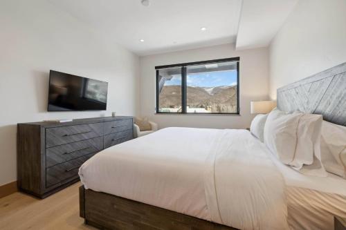 One Riverfront Condo 405 by East West Hospitality in Avon, USA